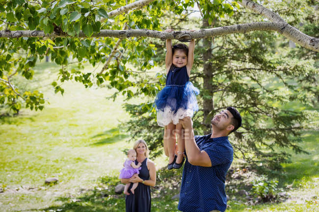 Famiglia felice trascorrere del tempo sul parco — Foto stock