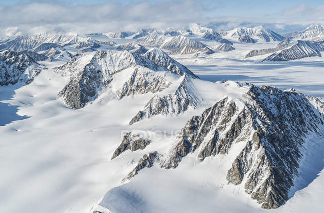 Vista aérea de los glaciares y montañas del Parque Nacional y Reserva de Kluane, cerca de Haines Junction, Yukón, Canadá - foto de stock
