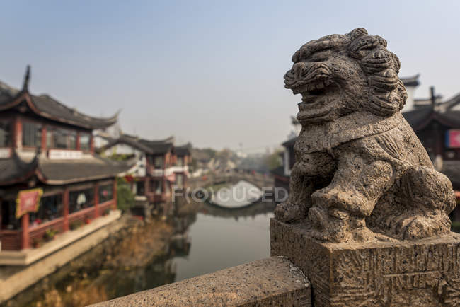 Lion sculpture on one of Qibao Old Town bridges, Minhang District, Shanghai, China — Stock Photo