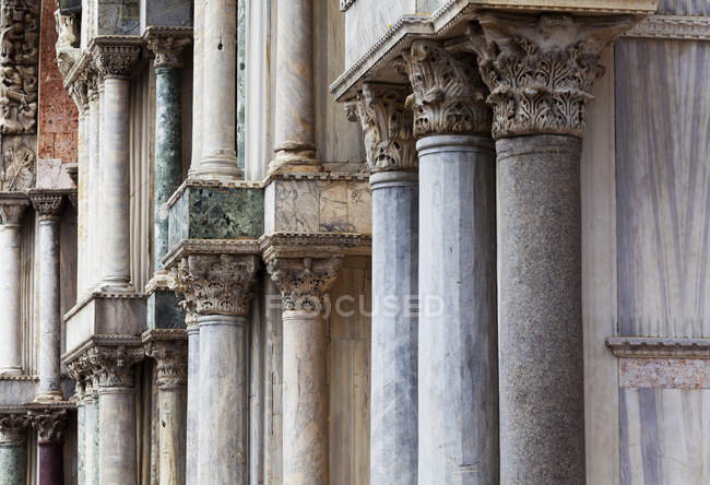Colonnes de marbre de la basilique Saint-Marc ; Venise, Italie — Photo de stock