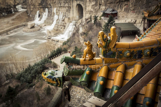 Висячий Храм, также известный как Висячий Монастырь или Храм Сюанькун, недалеко от Датуна; Китай — стоковое фото