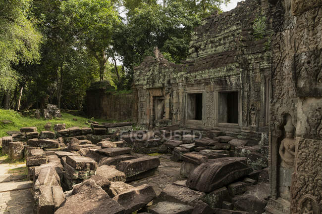 Tempio cortile disseminato di blocchi di pietra caduti, Preah Khan, Angkor Wat, Siem Reap, Provincia di Siem Reap, Cambogia — Foto stock