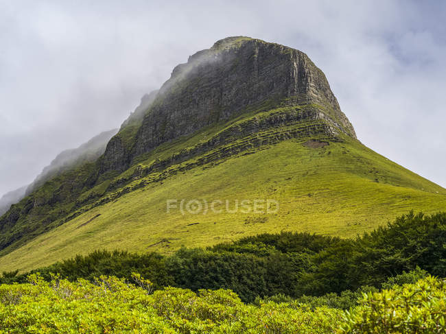 Benbulben Mountain, uma grande formação rochosa, Grange, County Sligo, Irlanda — Fotografia de Stock