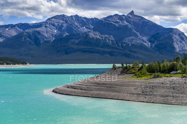 Lac alpin turquoise dans les Rocheuses canadiennes ; comté de Clearwater, Alberta, Canada — Photo de stock