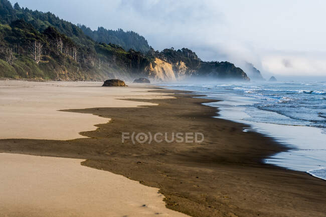 Nebel umarmt Hug Point und Arch Cape am Arcadia Beach, Tolovana Park; Oregon, Vereinigte Staaten von Amerika — Stockfoto