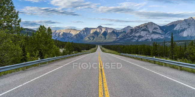 Route à travers les Rocheuses canadiennes accidentées ; Alberta, Canada — Photo de stock