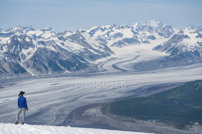 Donna che si gode un pomeriggio tra le montagne e ghiacciai del Kluane National Park and Reserve; Haines Junction, Yukon, Canada — Foto stock