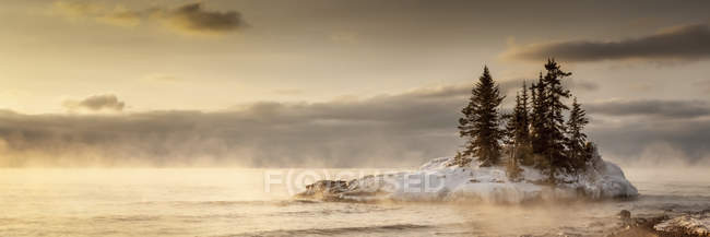 Остров в озере Сьюдад на восходе солнца; Гранд-Маре, Миннесота, Соединенные Штаты Америки — стоковое фото