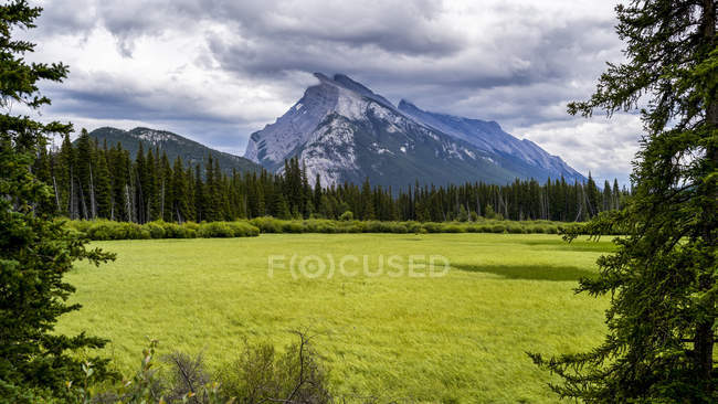 Scenic view of Mount Rundle, Banff National Park; Alberta, Canada — Stock Photo