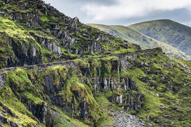 Montagna accidentata con fogliame verde, Cloghane, Contea di Kerry, Irlanda — Foto stock