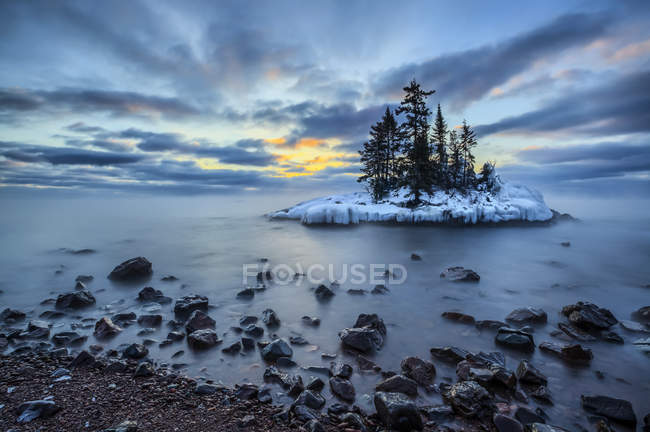 Vista panorámica de la isla en Lake Superior al amanecer; Grand Marais, Minnesota, Estados Unidos de América - foto de stock