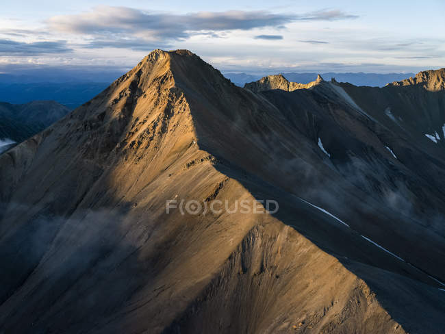 Las montañas del Parque Nacional y Reserva de Kluane vistas desde una perspectiva aérea; Haines Junction, Yukón, Canadá - foto de stock