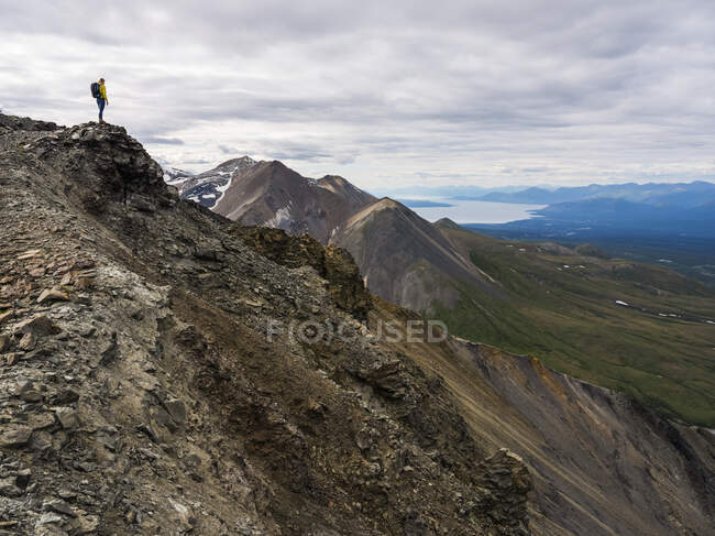 Mujer explorando las escarpadas montañas del Parque Nacional y Reserva de Kluane; Haines Junction, Yukón, Canadá - foto de stock