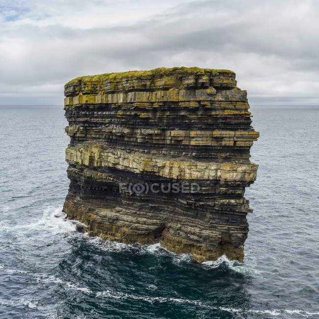 Sea Stack, Dun Briste, en el agua a lo largo de la costa oeste de Irlanda, Downpatrick Head, Wild Atlantic Way, Killala, Condado de Mayo, Irlanda - foto de stock