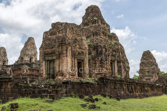 Torres de pedra arruinadas de Pré-Rup Temple, Angkor Wat, Siem Reap, Siem Reap Province, Camboja — Fotografia de Stock