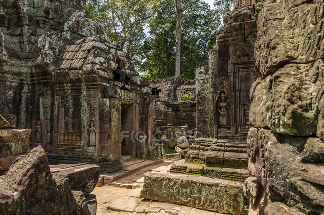 Portico in pietra di fronte al tempio nel cortile, Ta Som, Angkor Wat, Siem Reap, Provincia di Siem Reap, Cambogia — Foto stock