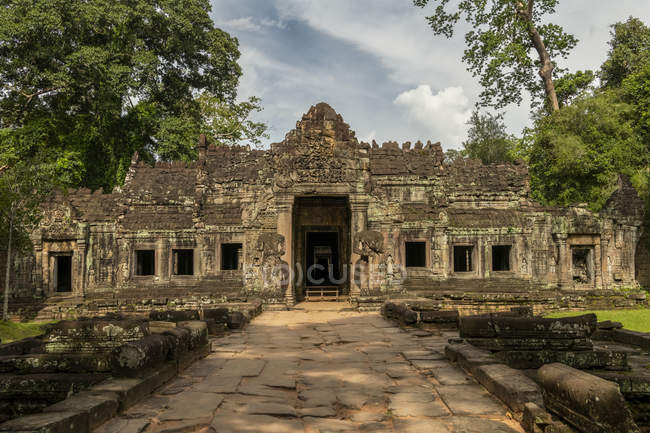 Facciata di Preah Khan con statue senza testa, Angkor Wat, Siem Reap, Provincia di Siem Reap, Cambogia — Foto stock