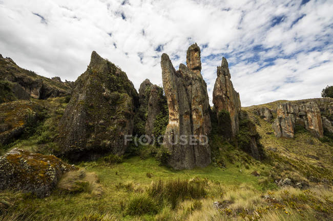 Vue panoramique sur Los Frailones, massifs piliers volcaniques à Cumbemayo, Cajamarca, Pérou — Photo de stock