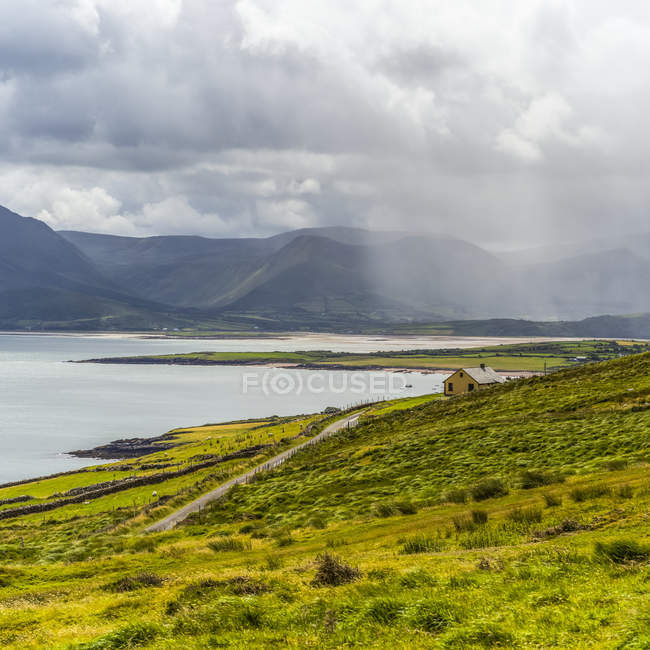 Pioggia che cade in lontananza lungo la costa dell'Irlanda, Castlegregory, Contea di Kerry, Irlanda — Foto stock
