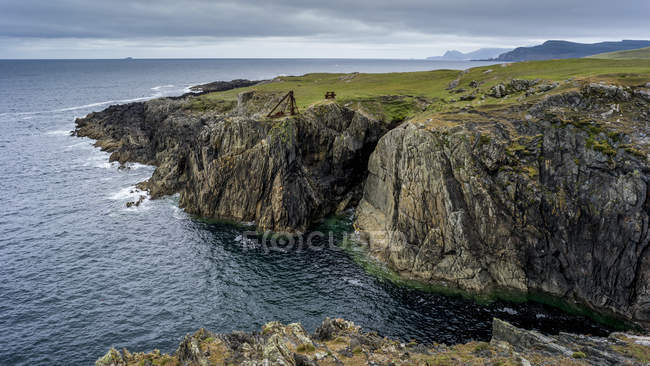 Перегруженное побережье острова Феллилл, Дикий Атлантический Путь, Феллилл Саунд, графство Мейо, Ирландия — стоковое фото