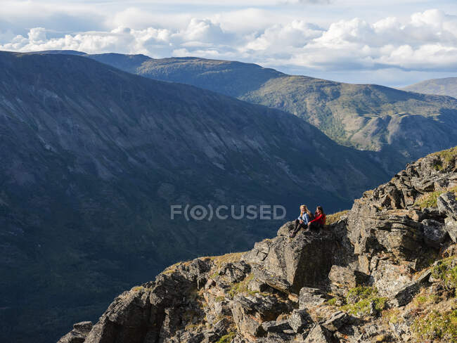 Two women exploring the mountains and wilderness of the Yukon. Feeling alive and vibrant in the beautiful scenery around Haines Junction; Yukon, Canada — Stock Photo