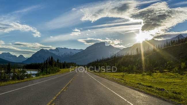 Route traversant les Rocheuses canadiennes accidentées ; comté de Clearwater, Alberta, Canada — Photo de stock