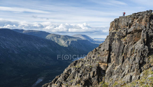 Due donne che esplorano le montagne e la natura selvaggia dello Yukon. Sentirsi vivi e vivaci nel bellissimo scenario intorno a Haines Junction; Yukon, Canada — Foto stock