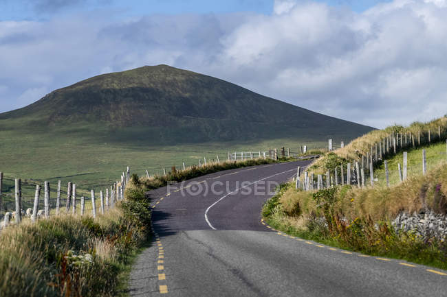 Живописный вид на дорогу, проходящую через пень Дингл, Баллиферрайтер, графство Керри, Ирландия — стоковое фото