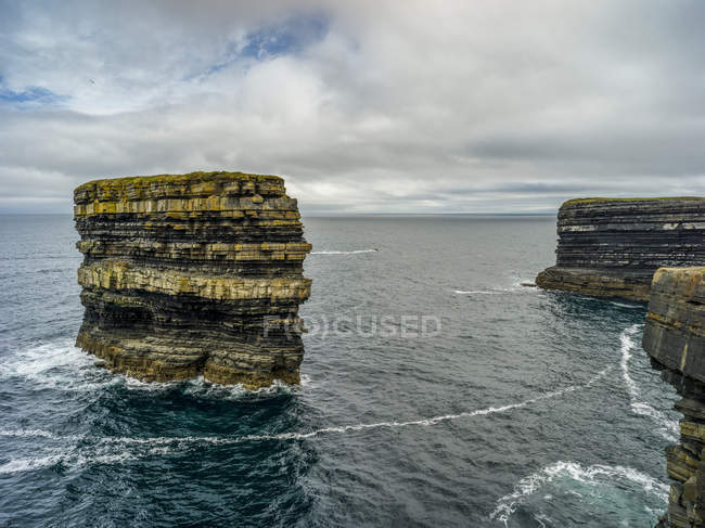 Sea Stack, Dun Briste, в воде вдоль западного побережья Ирландии, Downpatrick Head, Wild Atlantic Way, Killala, County Mayo, Ireland — стоковое фото