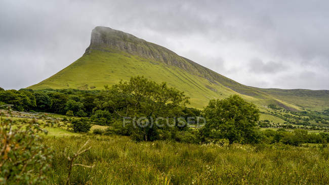 Benbulben Mountain, une grande formation rocheuse, Grange, comté de Sligo, Irlande — Photo de stock