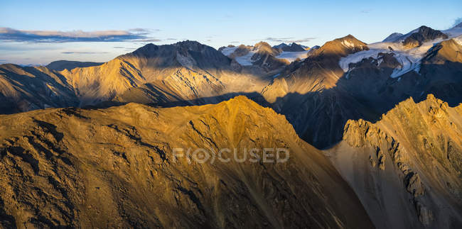 Las montañas del Parque Nacional y Reserva de Kluane vistas desde una perspectiva aérea; Haines Junction, Yukón, Canadá - foto de stock