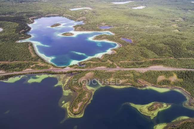 El área de Twin Lakes cerca de Carmacks, Yukón visto desde una perspectiva aérea. La autopista Klondike se puede ver entre los lagos; Carmacks, Yukón, Canadá - foto de stock
