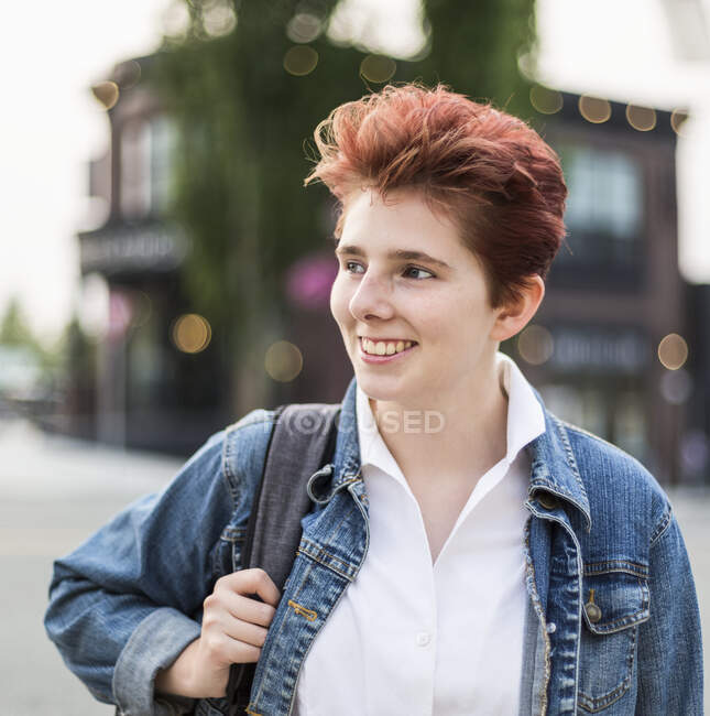 Portrait d'une adolescente aux cheveux roux ; Abbotsford, Colombie-Britannique, Canada — Photo de stock