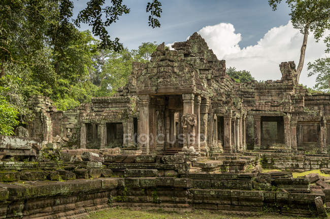 Fachada do templo Preah Khan em árvores, Angkor Wat, Siem Reap, província de Siem Reap, Camboja — Fotografia de Stock