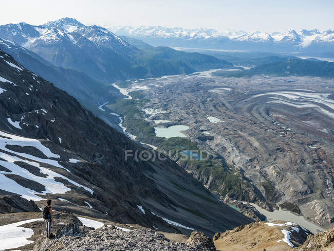 Mulher desfrutando de uma tarde entre as montanhas e geleiras do Parque Nacional e Reserva de Kluane; Haines Junction, Yukon, Canadá — Fotografia de Stock