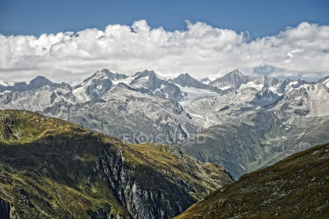 Cime montuose sopra Goms dal passo Nufenenpass, Svizzera — Foto stock