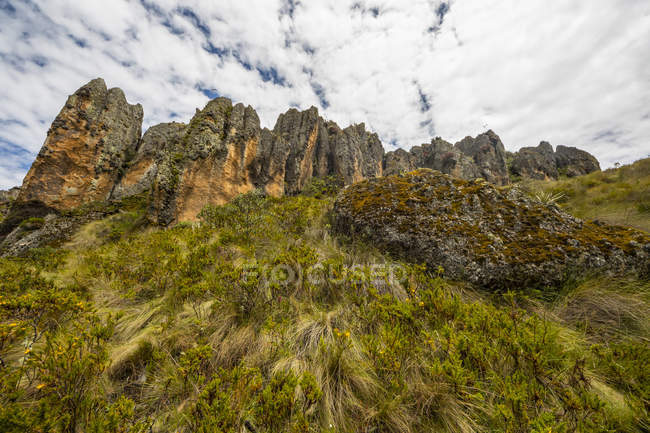 Vista panorámica de Los Frailones, pilares volcánicos masivos en Cumbemayo, Cajamarca, Perú - foto de stock