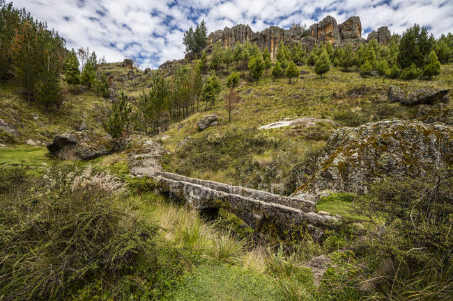 Ancien aqueduc pensé pour être construit vers 1500 - 1000 avant JC, Cumbemayo, Cajamarca, Pérou — Photo de stock