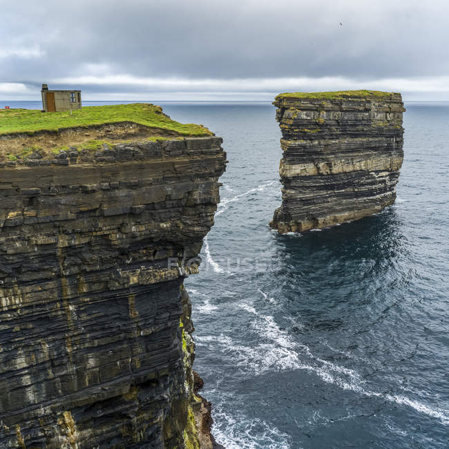 Vue panoramique de Downpatrick Head, le long de la côte du comté de Mayo, Killala, comté de Mayo, Irlande — Photo de stock