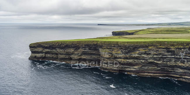 Vista panorámica de Downpatrick Head, a lo largo de la costa del Condado de Mayo, Killala, Condado de Mayo, Irlanda - foto de stock