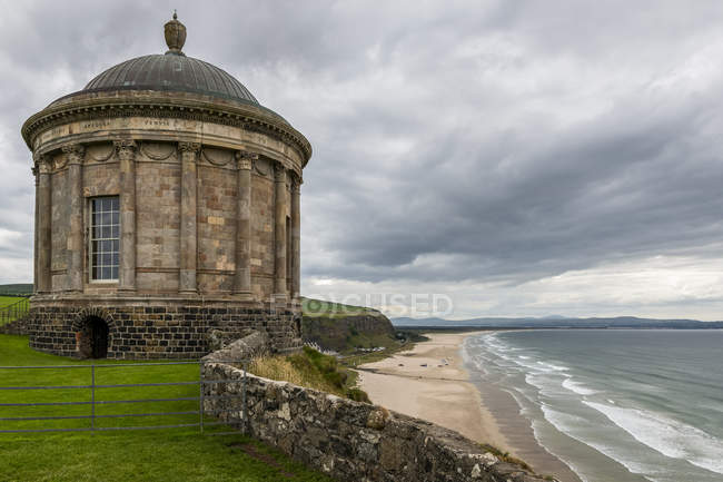 Malerische Ansicht der berühmten mussenden Tempel, Nordirland, castlerock, county londonderry, irland — Stockfoto