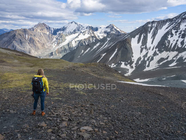 Mulher explorando as montanhas acidentadas do Parque Nacional e Reserva de Kluane; Haines Junction, Yukon, Canadá — Fotografia de Stock