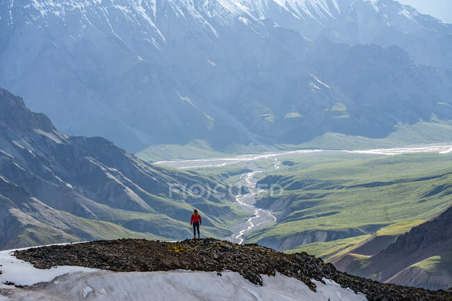 Femme explorant les montagnes accidentées du parc national et de la réserve de parc national Kluane ; Haines Junction, Yukon, Canada — Photo de stock