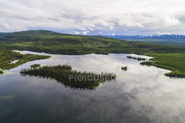 El área de Twin Lakes cerca de Carmacks, Yukón visto desde una perspectiva aérea; Carmacks, Yukón, Canadá - foto de stock