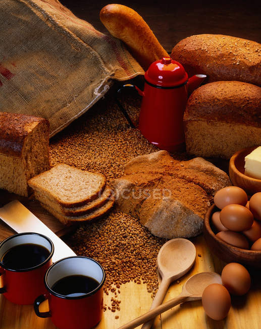 Pan, café y huevos en mesa de madera - foto de stock