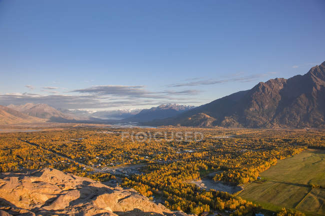 Вид на Палмера и реку Кник с вершины Батт, горы Чугач на заднем плане ясным солнечным вечером, южная и центральная Аляска; Палмер, Аляска, Соединенные Штаты Америки — стоковое фото