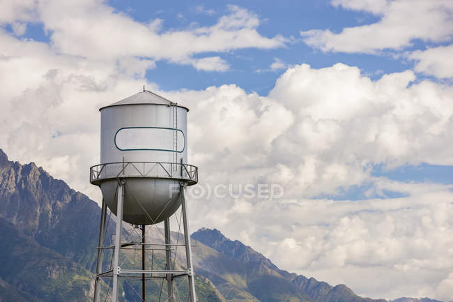 Центр міста Палмер Водонапірна, хмарне небо та гори Чугч на задньому плані, Південно-Центральна Аляска; Palmer, Сполучені Штати Америки — стокове фото