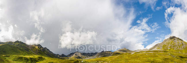 Wide angle view of Hatcher Pass Lodge and Gold Mint Mine area, autumn colored tundra lining the mountainsides during autumn, Hatcher Pass, South-central Alaska; Palmer, Alaska, United States of America — Stock Photo