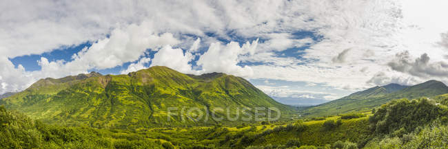 Panorama de la vallée de la Petite Susitna, Palmer en arrière-plan, nuages brillants dans le ciel, col Hatcher, centre-sud de l'Alaska ; Palmer, Alaska, États-Unis d'Amérique — Photo de stock
