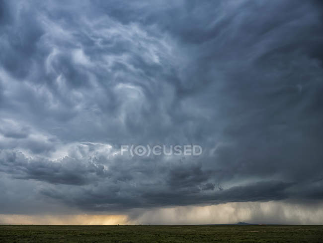 Cielo dramático sobre el paisaje durante la tormenta en el medio oeste de los Estados Unidos, Kansas, Estados Unidos de América - foto de stock